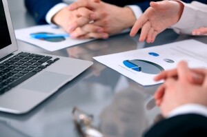 興勝創建(00896.HK)：預期25/26年中期凈虧損介乎約2.7億港元至2.8億港元