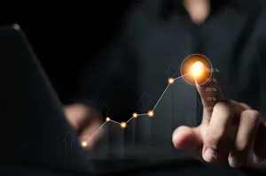 港股收盘丨三大指数继续回调、恒指收跌0.38%，黄金、金属等题材逆势走强