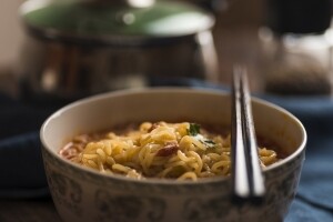 遇见小面(02408.HK)暗盘交易遇冷，开盘跌破发行价7.04港元