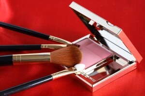 毛戈平(01318.HK)授予员工逾116万份限制性股票单位，归属价每股45.12港元