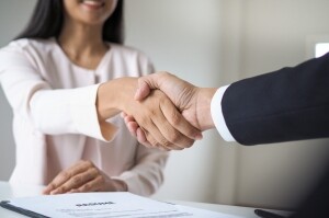 中国外运(00598.HK)公告：董事会决议通过增选龚卫国为董事候选人的议案