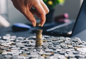 中国恒天立信国际(00641.HK)：建议挂牌转让全资附属公司全部权益，底价约2.21亿元人民币