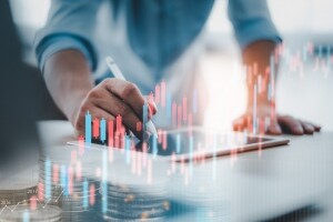 力天影业(09958.HK)：两名执行董事辞任，余萍获委任